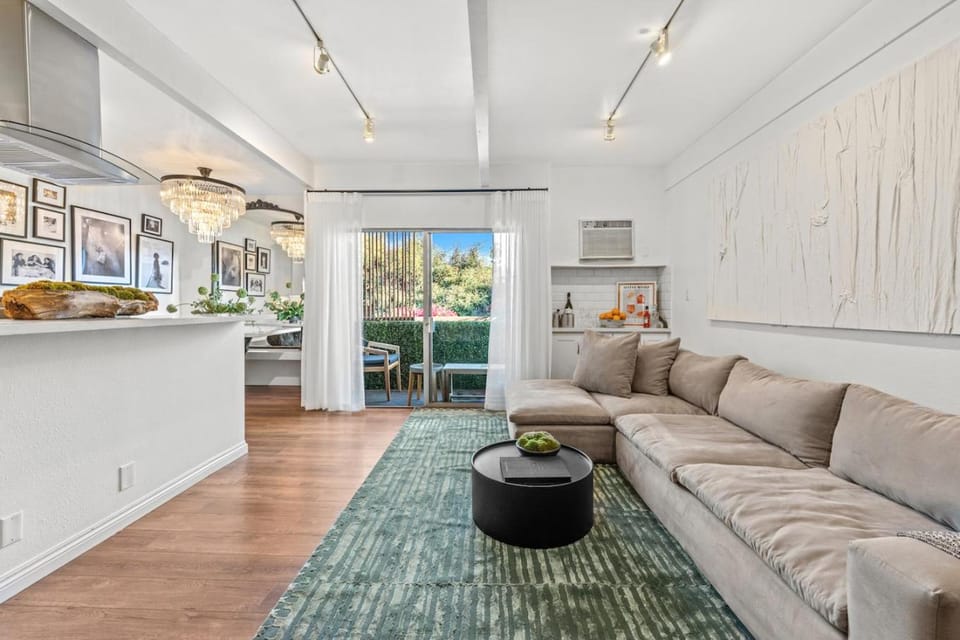 Luca's Tree Flat - Los Angeles California Apartment in Valley Village