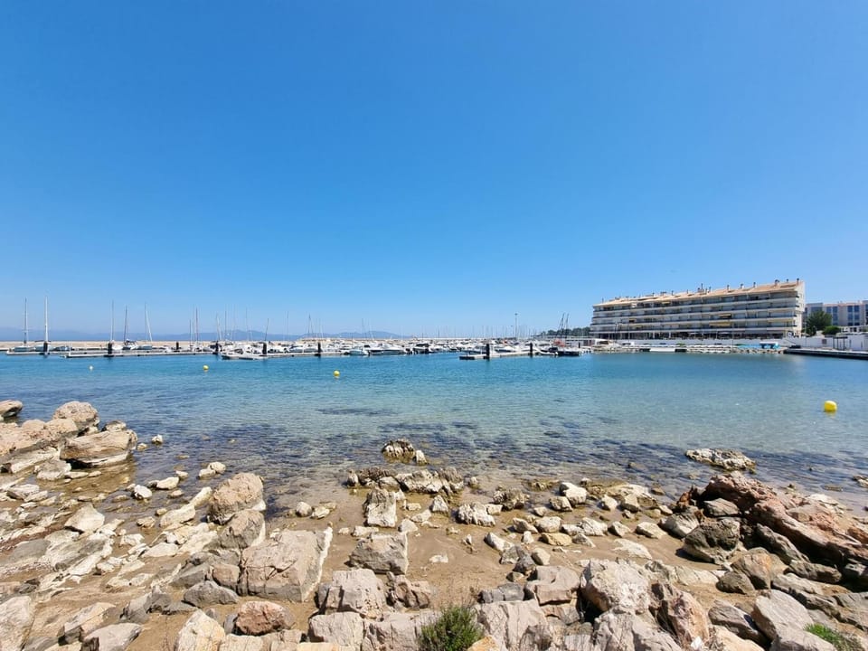 Apartamento acogedor en L'Escala con terraza cerca de la playa - HISP-236-156 Apartment in L'Escala