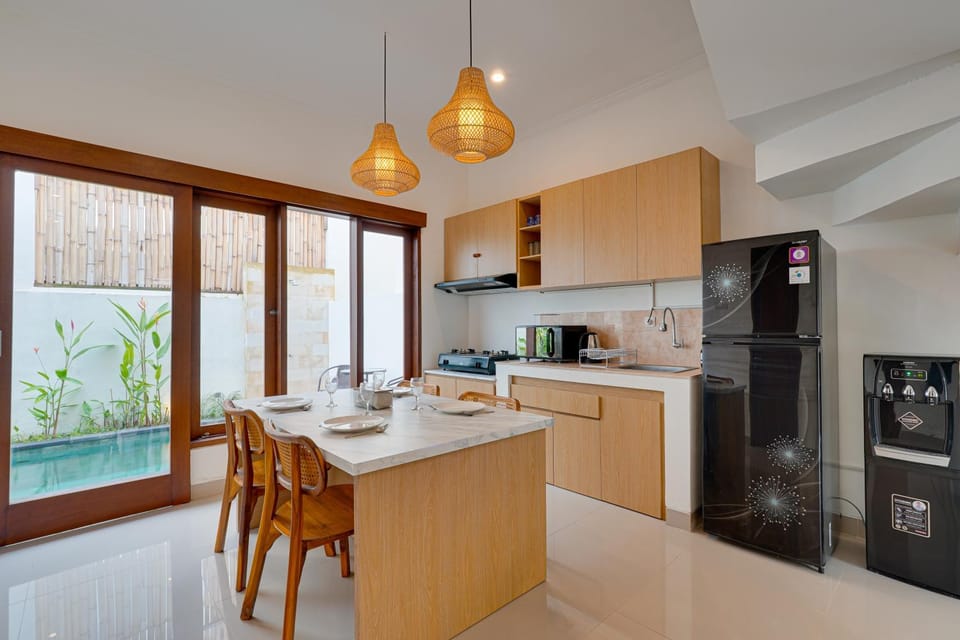 Kitchen or kitchenette, Dining area, Pool view, stove