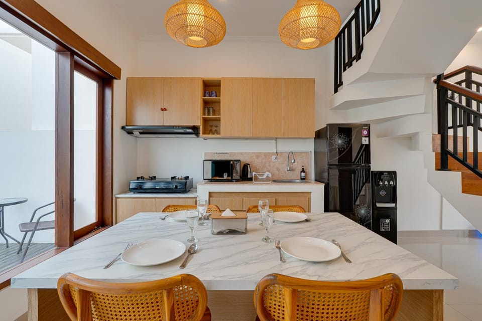 Kitchen or kitchenette, Seating area, Dining area, stove