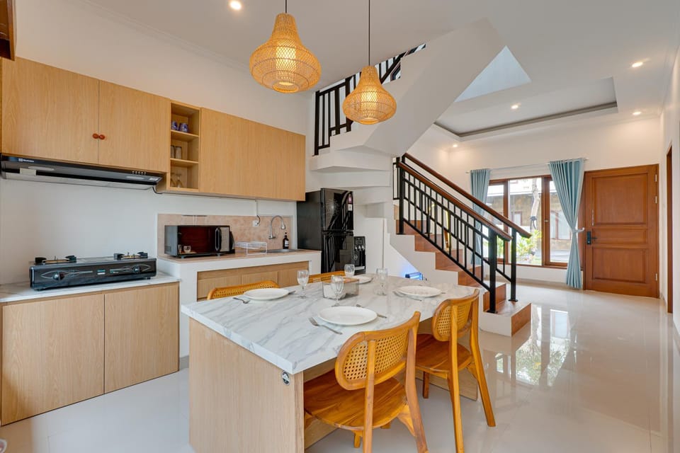 Kitchen or kitchenette, Dining area, stove