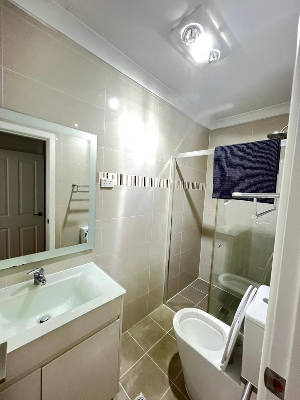 Spacious Queen Room in a Peaceful, Modern Home - BP4 Vacation rental in Sydney