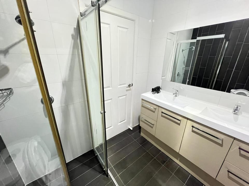 Spacious Queen Room in a Peaceful, Modern Home - BP4 Vacation rental in Sydney