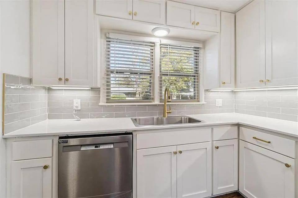 Kitchen or kitchenette, dishwasher