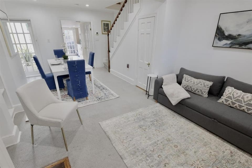 Georgetown Cobblestone Cottage - Private Parking House in Arlington