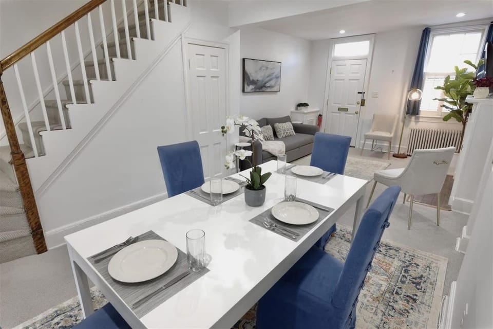 Georgetown Cobblestone Cottage - Private Parking House in Arlington