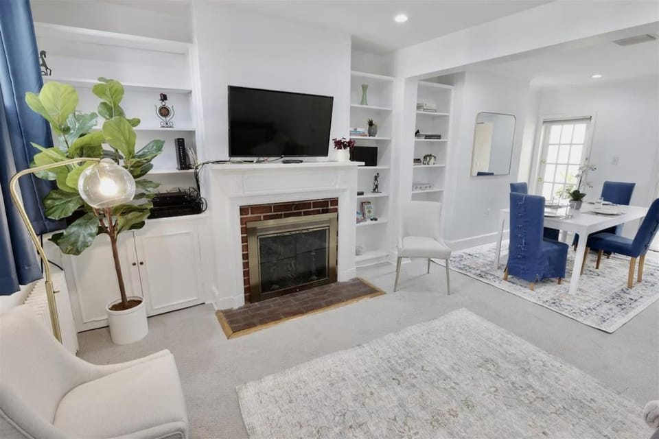 Georgetown Cobblestone Cottage - Private Parking House in Arlington