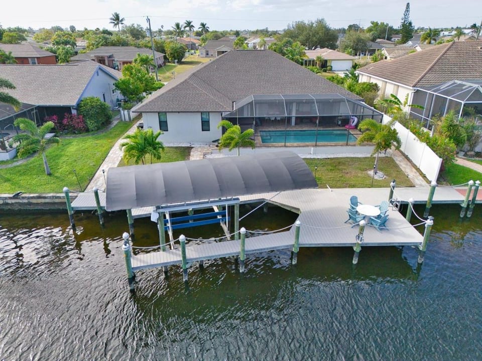 Stunning Gulf Access Villa Jacuzzi Fishing Bikes Kayaks Villa in Cape Coral