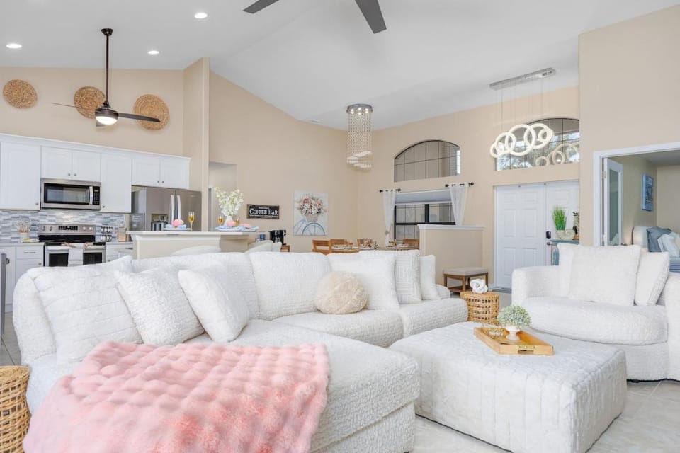 Stunning Gulf Access Villa Jacuzzi Fishing Bikes Kayaks Villa in Cape Coral