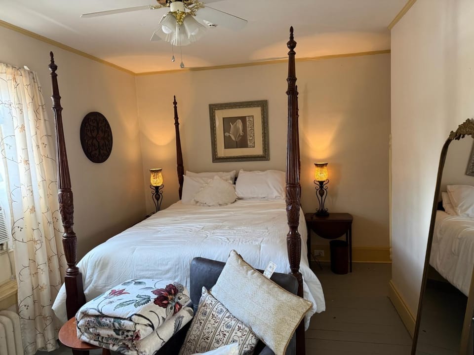 Bed, Photo of the whole room