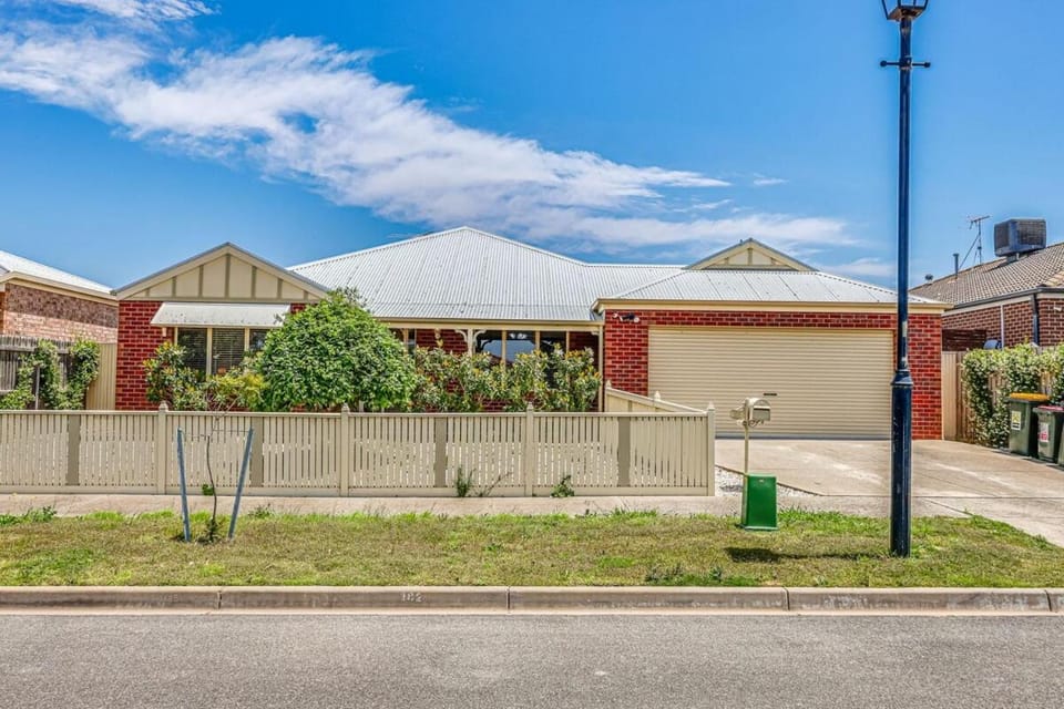 StayAU Two-story Comfortable House Pool Table House in Geelong