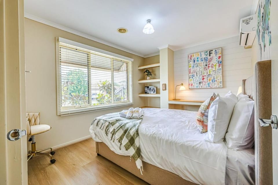 StayAU Two-story Comfortable House Pool Table House in Geelong