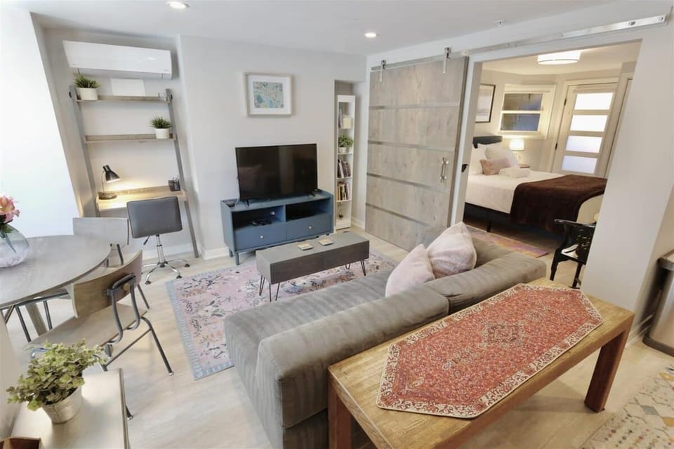 Downtown DC Awaits with Parking Permit Apartment in District of Columbia