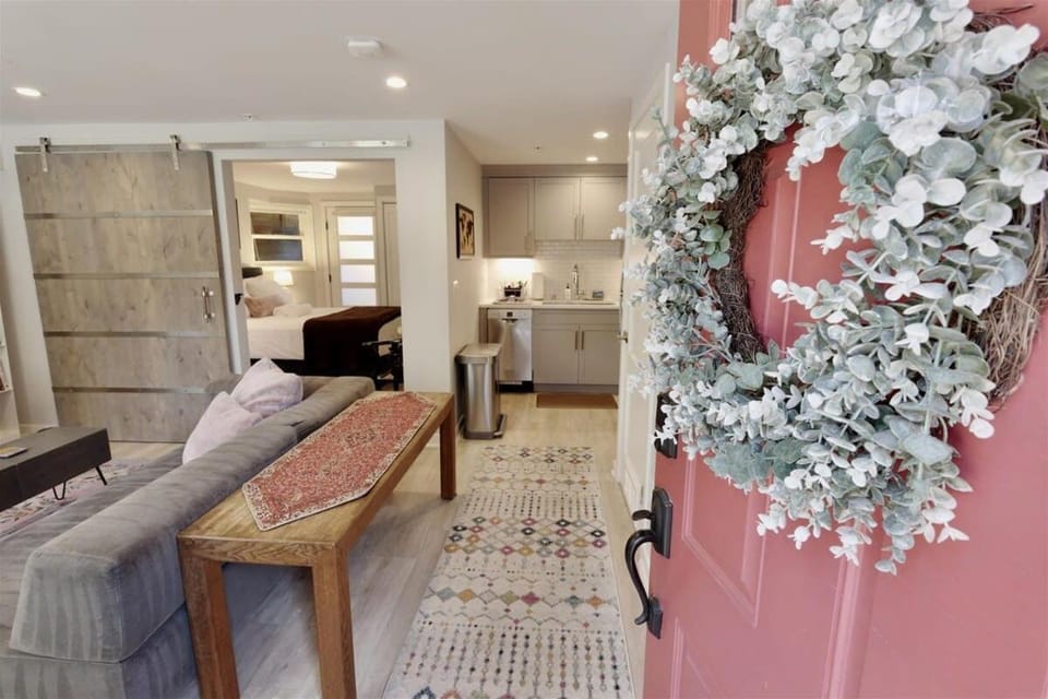 Downtown DC Awaits with Parking Permit Apartment in District of Columbia