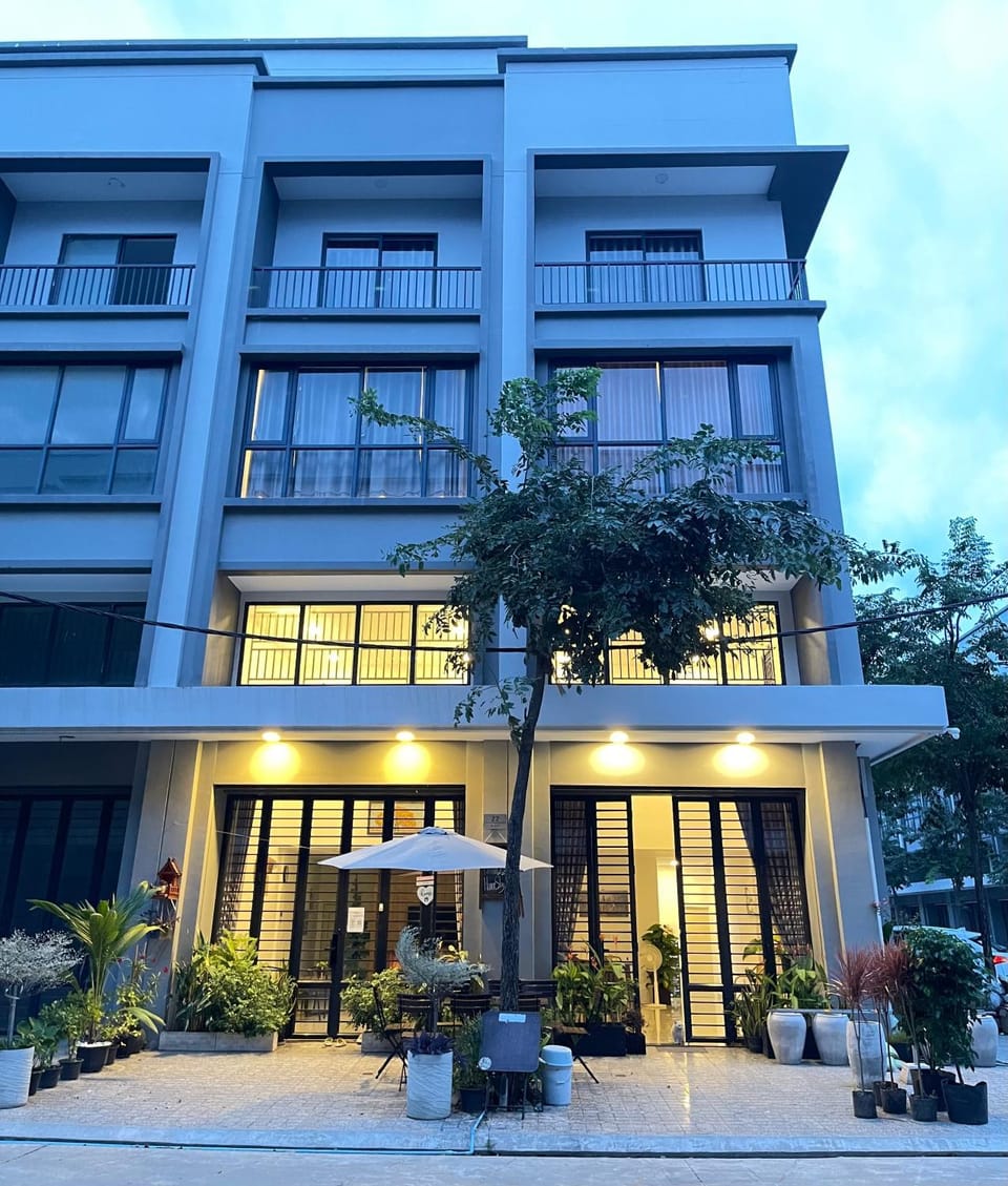 Property building, Facade/entrance, Day