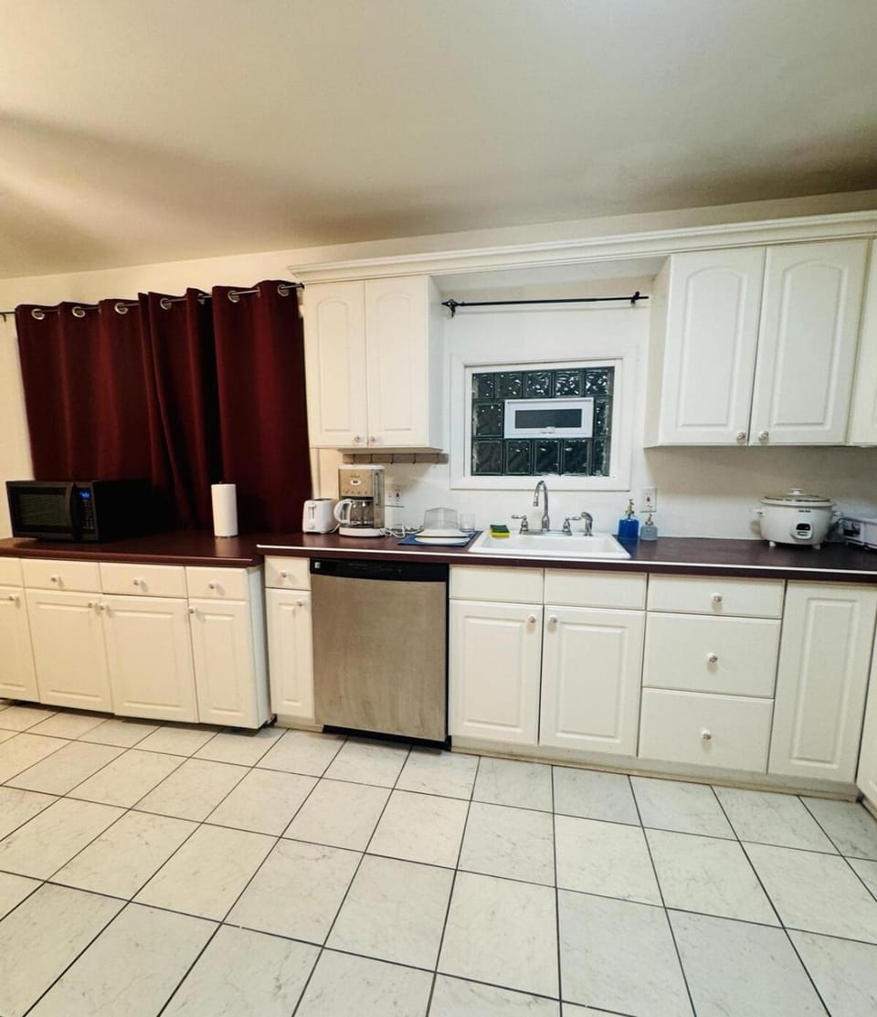 Coffee/tea facilities, Kitchen or kitchenette, dishwasher, oven, stove, toaster