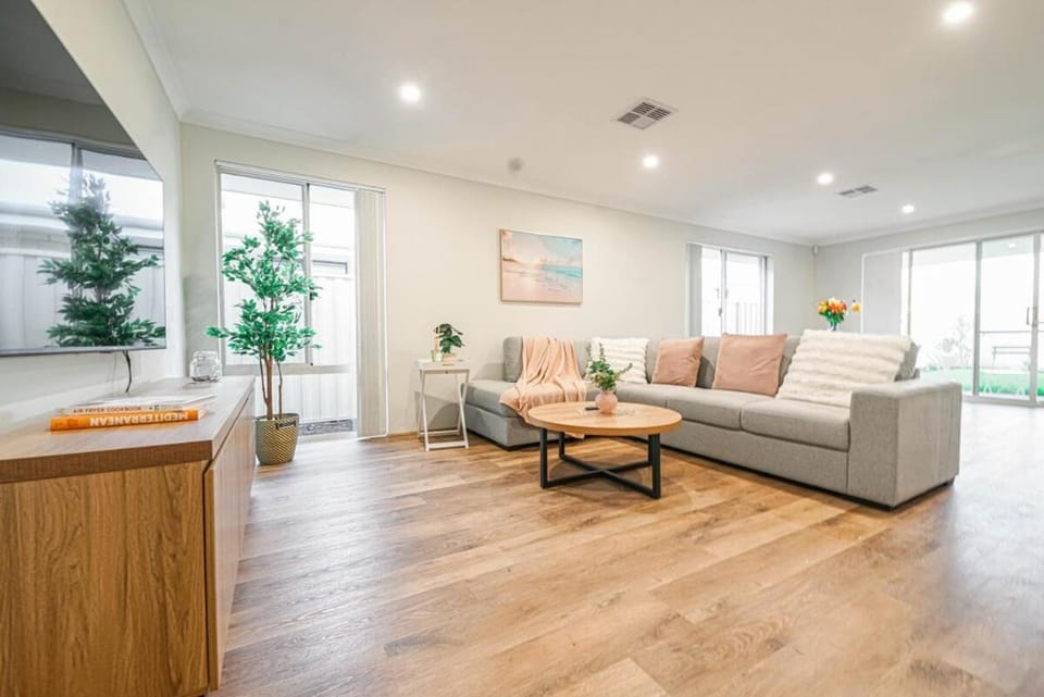 StayAU Pet-friendly Family's Perfect Beach Getaway House in Perth