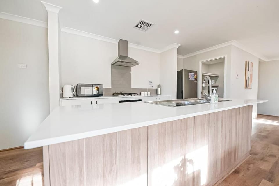 StayAU Pet-friendly Family's Perfect Beach Getaway House in Perth
