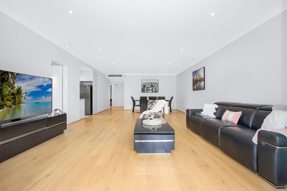 Wonderful Warrawee with Parking and backyard Apartment in Sydney