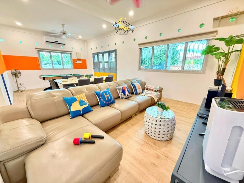 SpaciousEntertainmentHouseMuslimFriendly18Pax House in Malacca