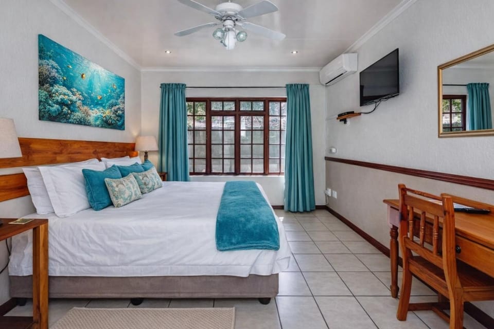 Bed, TV and multimedia, Bedroom