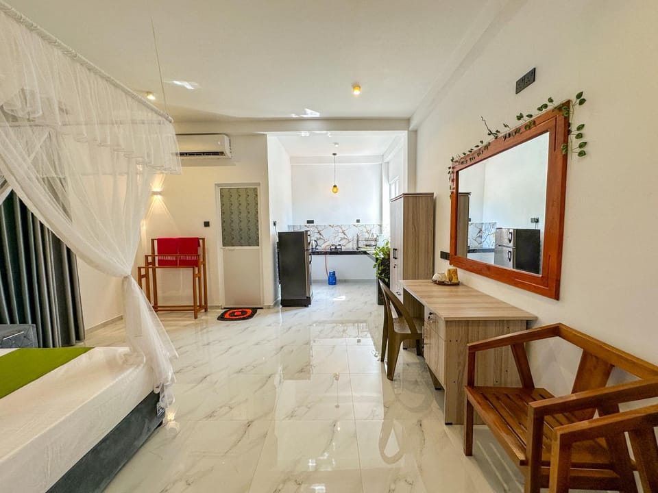 Kitchen or kitchenette, Seating area, Dining area