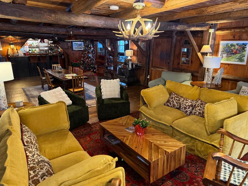 Communal lounge/ TV room, Living room, Lounge or bar, Seating area, Evening entertainment
