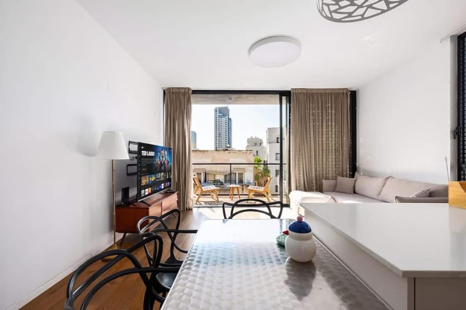 Perfect Beach Getaway Steps from Carmel Market Apartment in Tel Aviv-Yafo