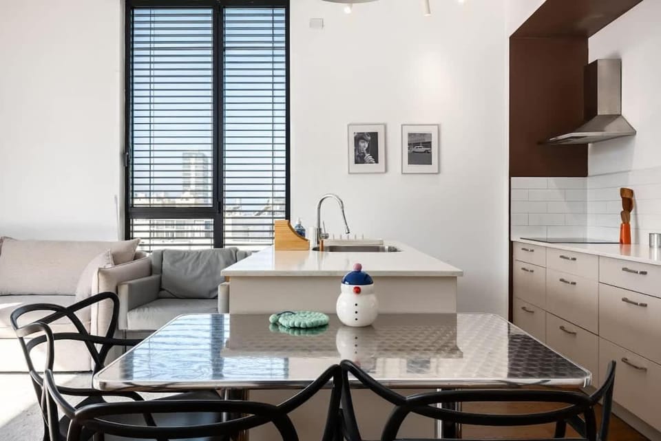 Perfect Beach Getaway Steps from Carmel Market Apartment in Tel Aviv-Yafo