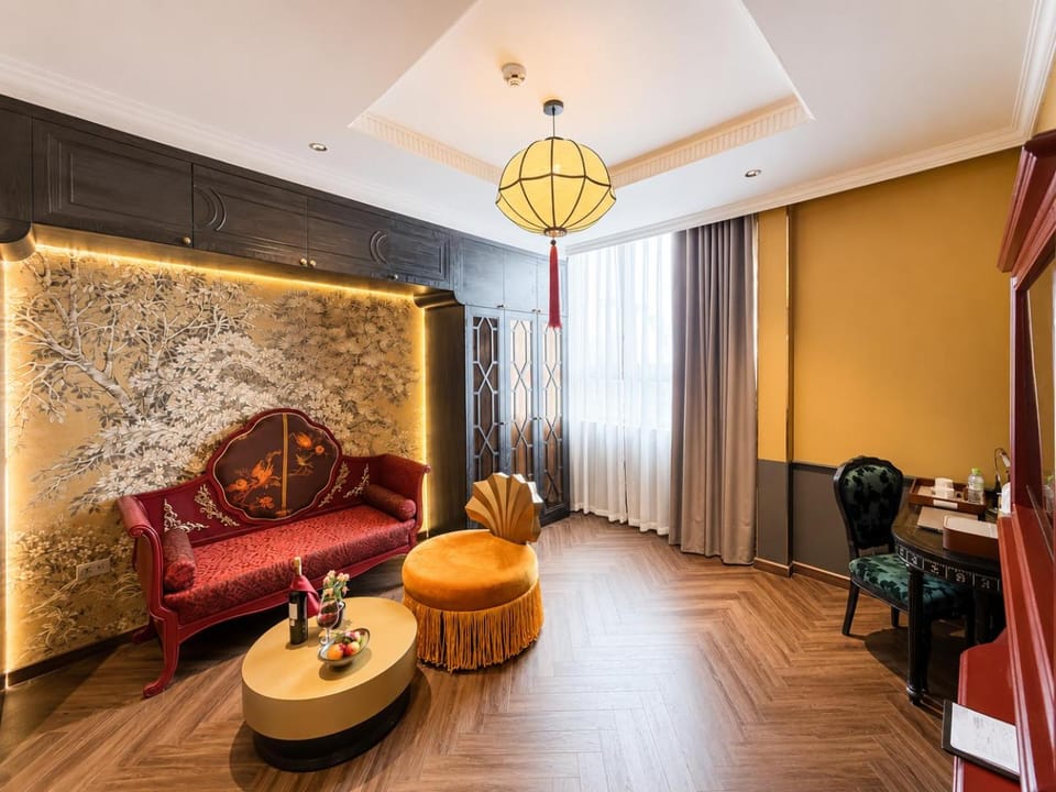 Bed, Living room, Photo of the whole room, Seating area, Bedroom