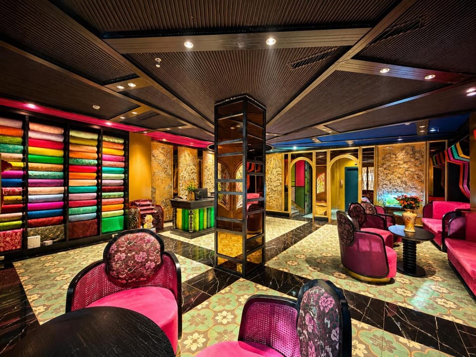 Communal lounge/ TV room, Living room, Seating area, Evening entertainment