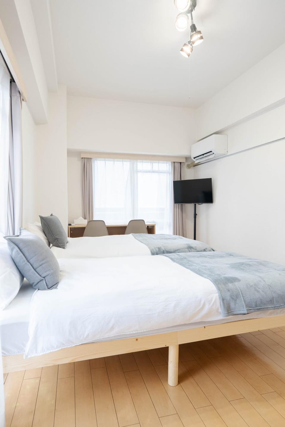 Bed, TV and multimedia, Bedroom