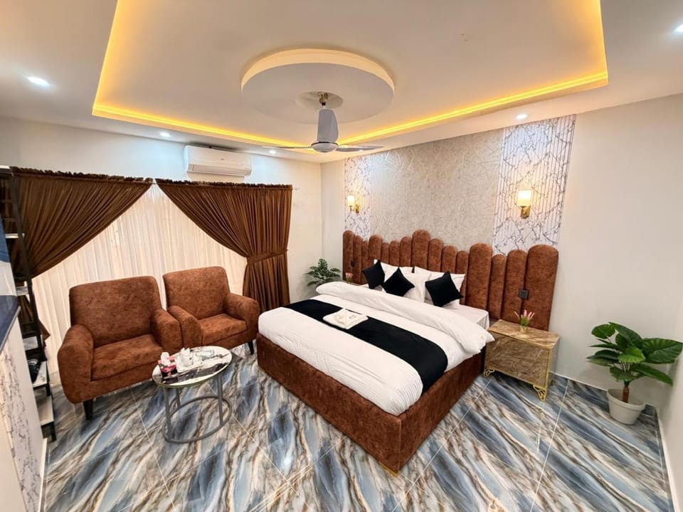 Seating area, Bedroom
