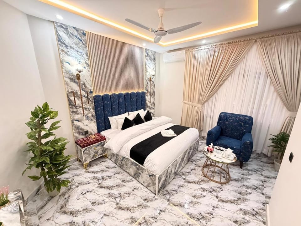 Property building, Bed, Living room, Photo of the whole room, Seating area, Bedroom, Breakfast