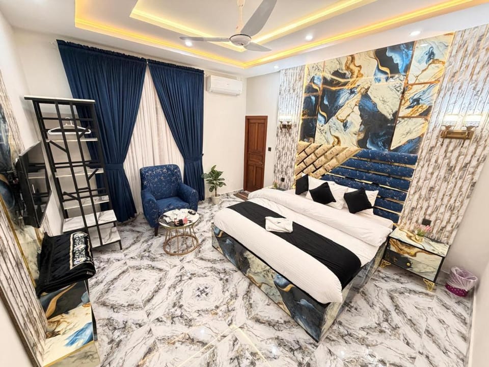 Bed, Seating area, Bedroom