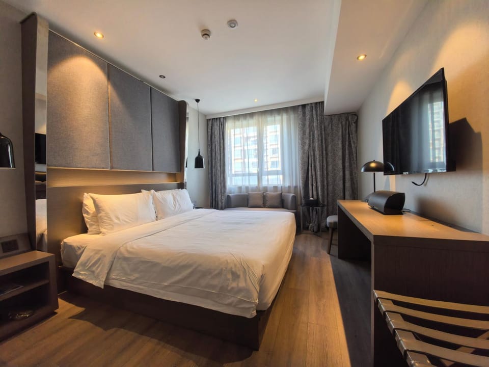 Bed, TV and multimedia, Photo of the whole room