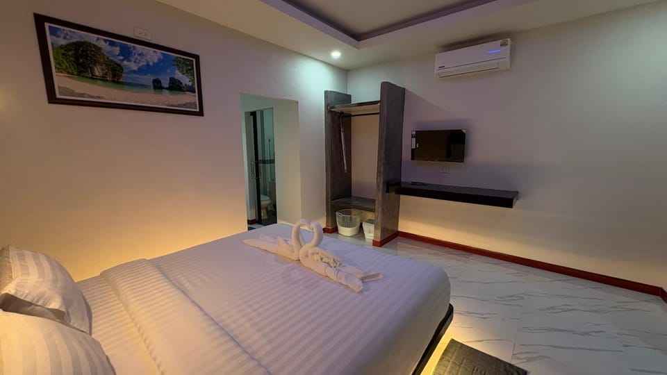 Bed, TV and multimedia, Photo of the whole room, Bedroom, towels, air conditioner
