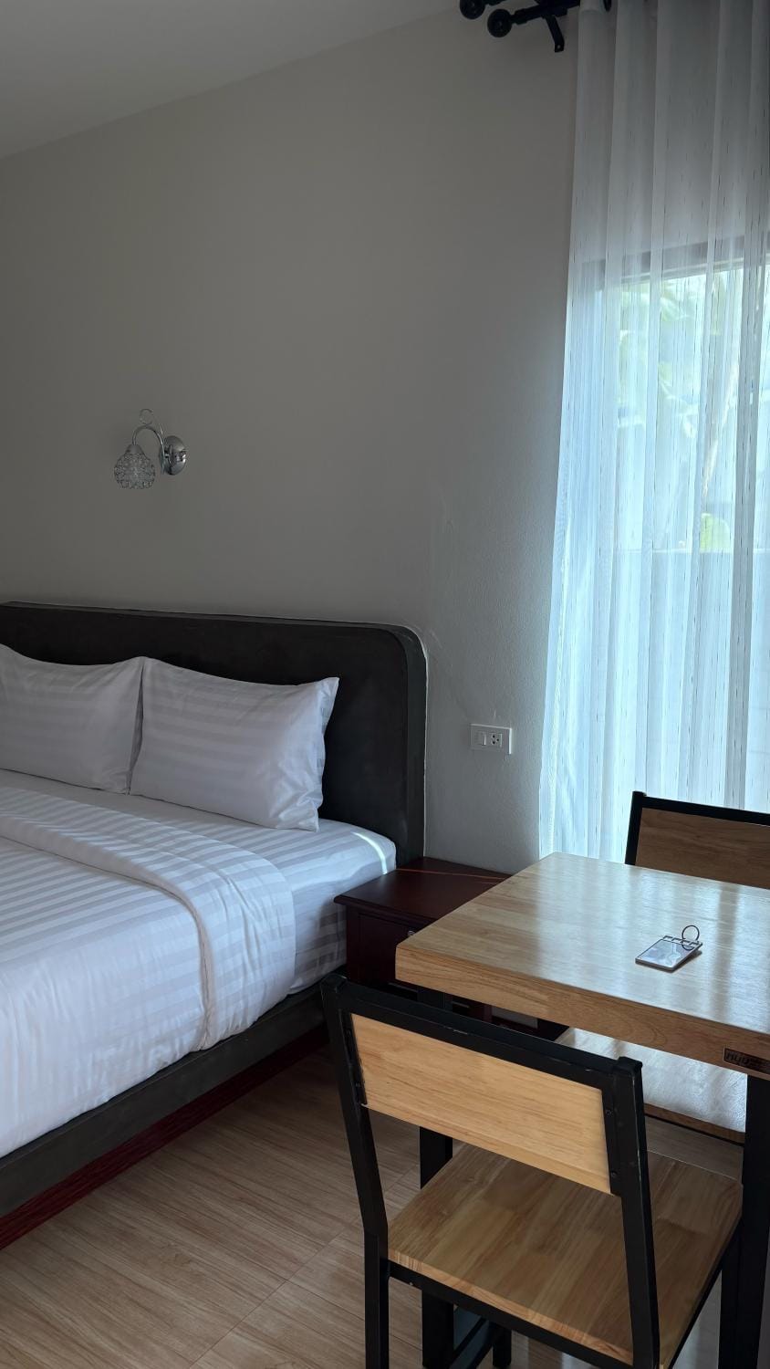 Bed, Seating area, Bedroom