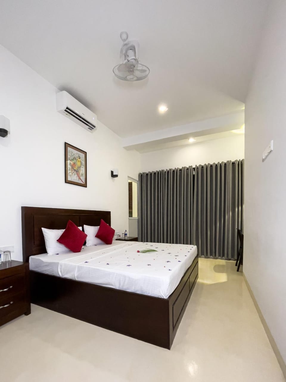 Photo of the whole room, Bedroom