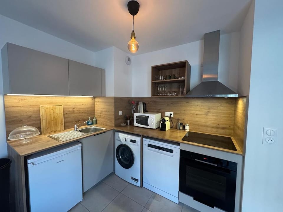 Day, dishwasher, oven, stove, washing machine, kitchen