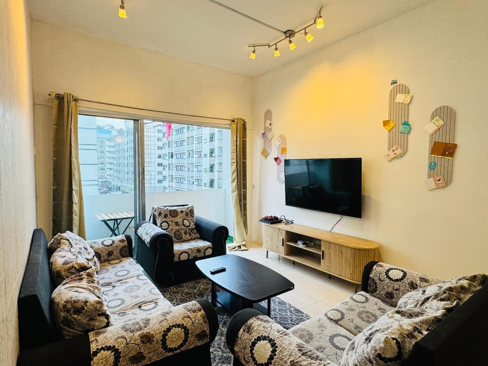 Communal lounge/ TV room, TV and multimedia, Living room, Seating area, Evening entertainment