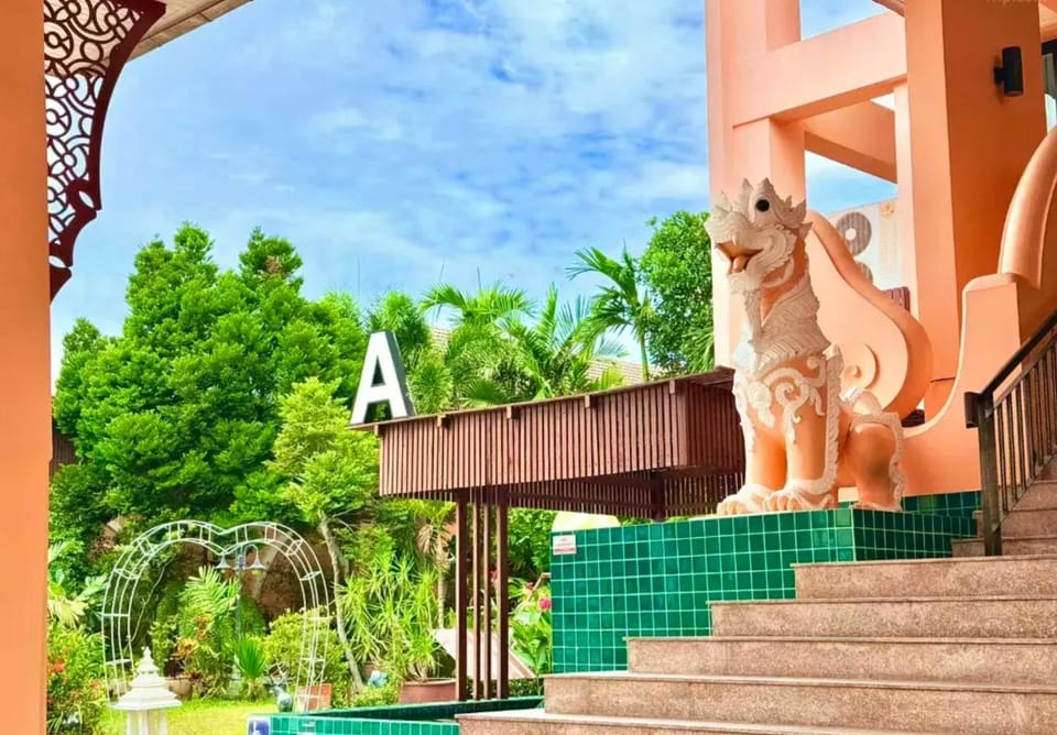 Pattaya Poolside Hotel near Terminal 21 & Bus Station Apartment in Pattaya City