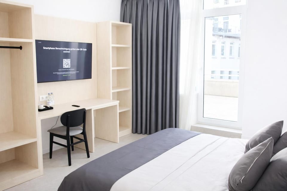 Bed, TV and multimedia, Living room, Photo of the whole room, Seating area, Bedroom