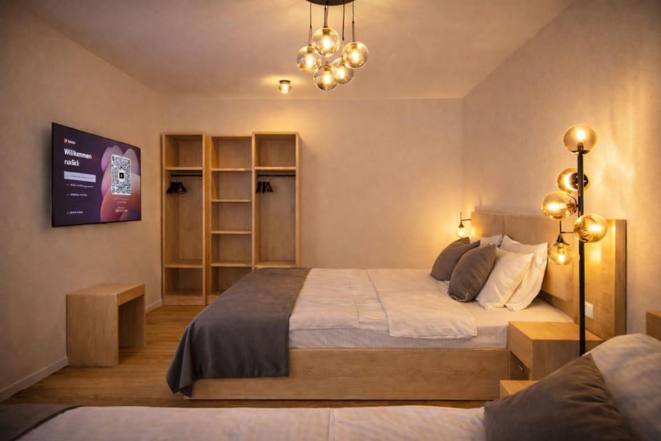 Bed, TV and multimedia, Photo of the whole room, Bedroom