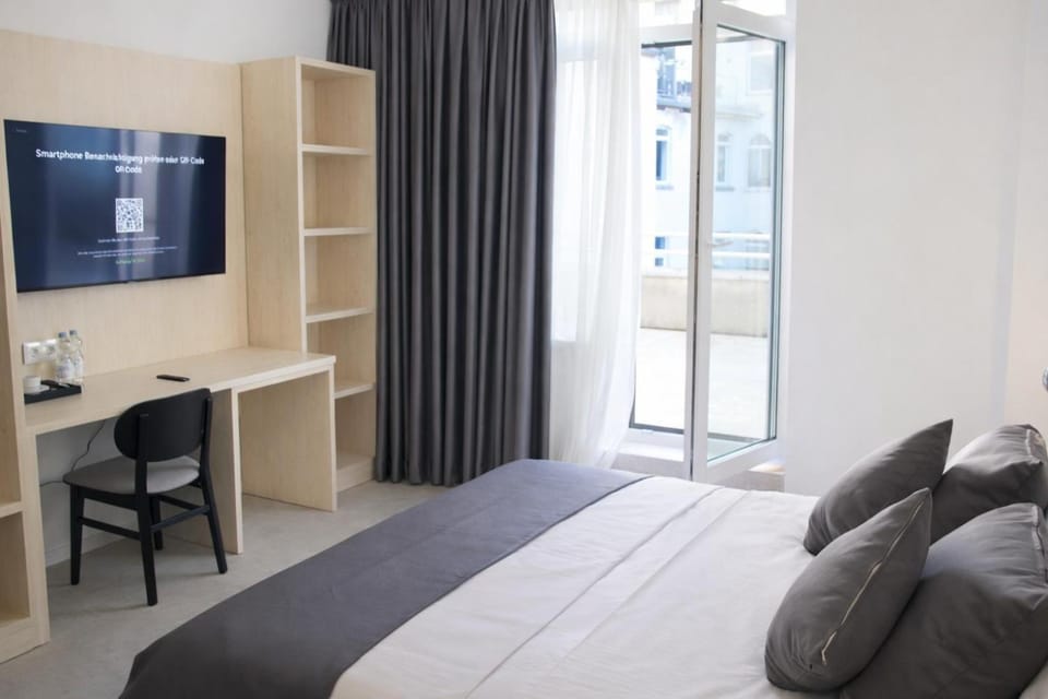 Bed, TV and multimedia, Photo of the whole room, Bedroom