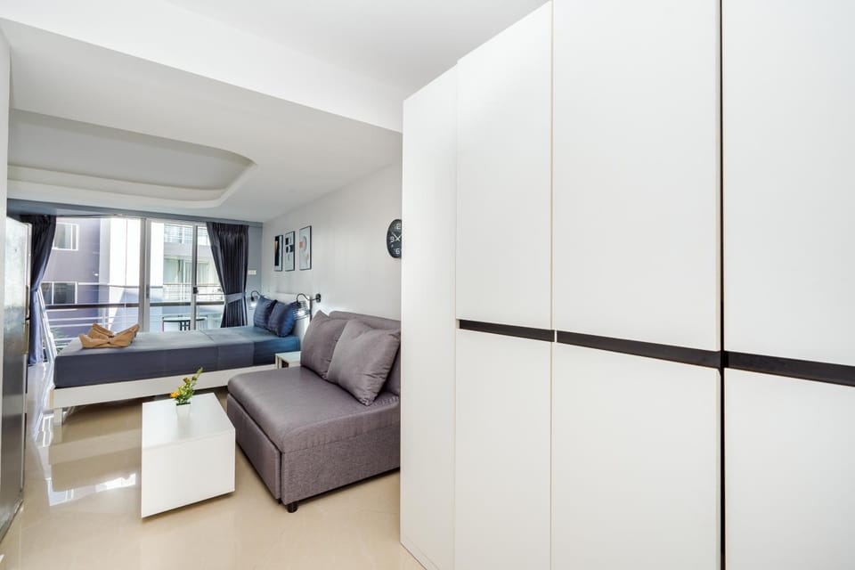 Bed, TV and multimedia, Living room, Photo of the whole room, Seating area, Dining area, Bedroom, wardrobe
