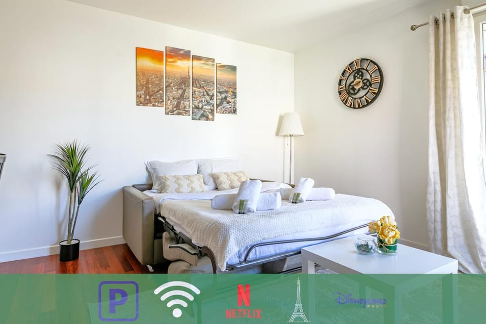 Bed, Living room