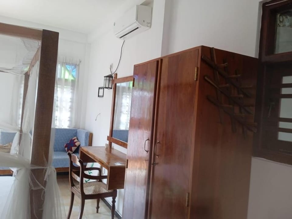 wardrobe, air conditioner