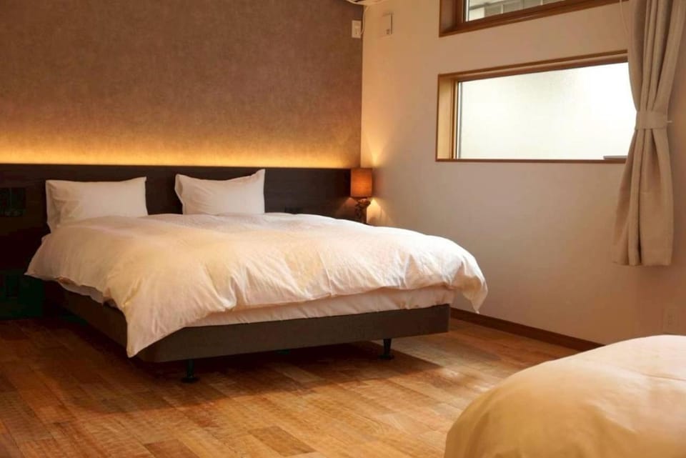 Photo of the whole room, Decorative detail, Bedroom, internet