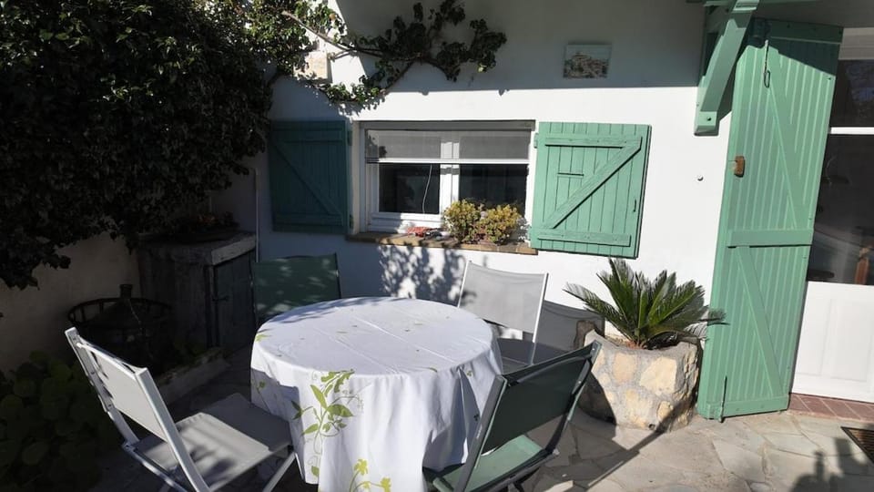Studio climatisé cosy dans une villa avec parking Apartment in Cagnes-sur-Mer